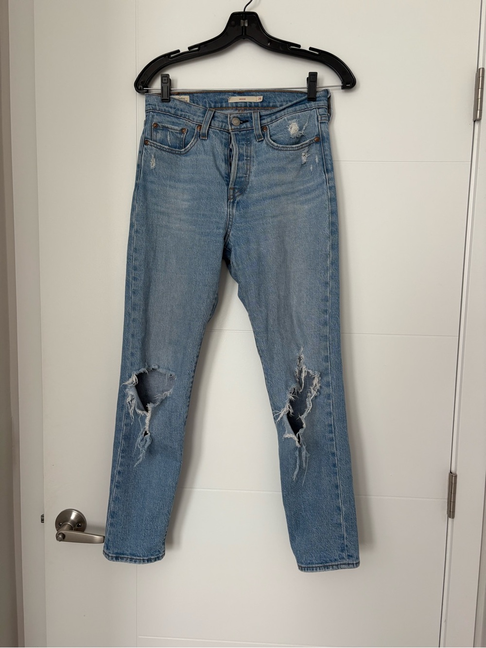 Distressed Wedgie Jean